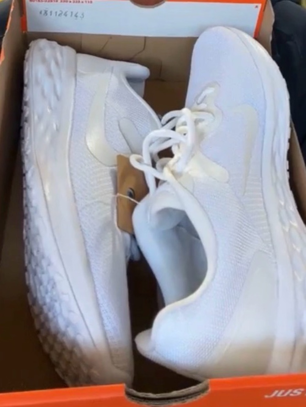 Nike Men's White Athletic Running Shoes